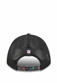 Schwarze Mesh-Baseballmütze mit einem bunten Sprenkelmuster am verstellbaren Riemen und einem NFL-Logo-Tag auf der Rückseite.