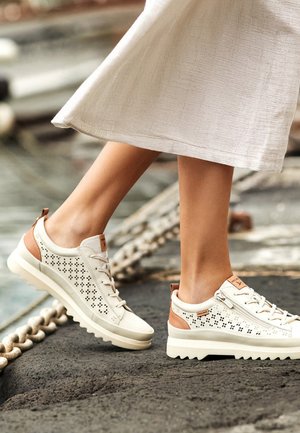 Pikolinos VIGO - Baskets basses - ivory