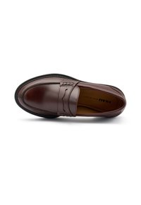 Chaussure en cuir marron à enfiler avec un bout arrondi, présentant des accents cousus et une semelle en caoutchouc noir texturé. L'intérieur est beige.