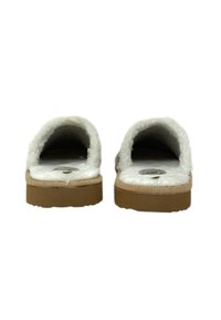 Pantofole bianche pelose con interno morbido, suola in gomma color cuoio, design con retro aperto e dettaglio decorativo metallico sulla soletta.