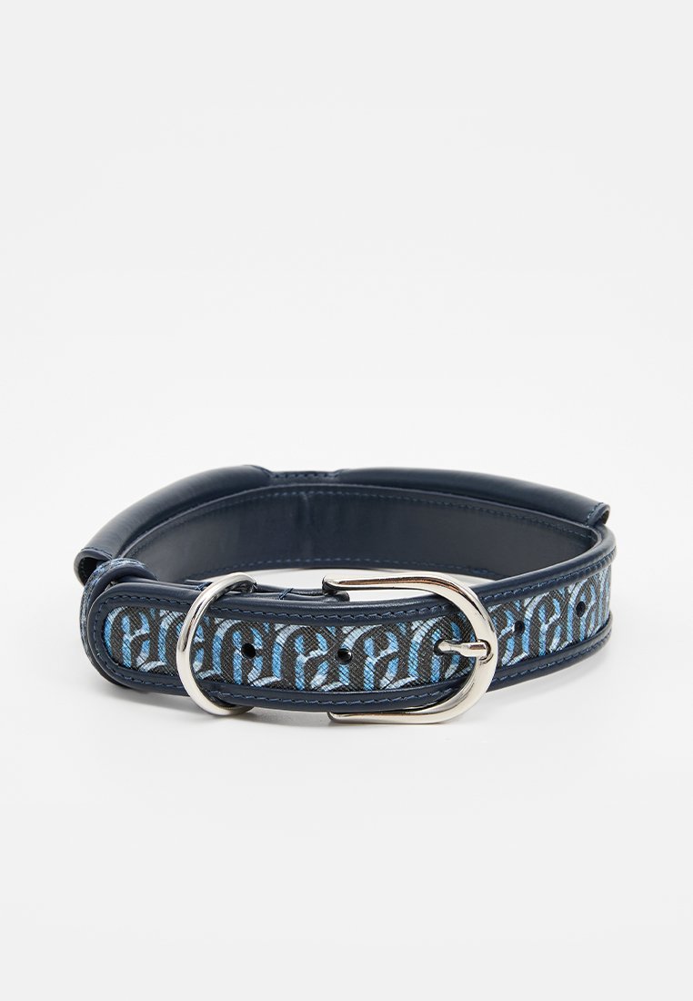 Cinturón de cuero azul con una sección de tela estampada que presenta elementos de diseño en azul claro, acabado con una hebilla de metal plateado.