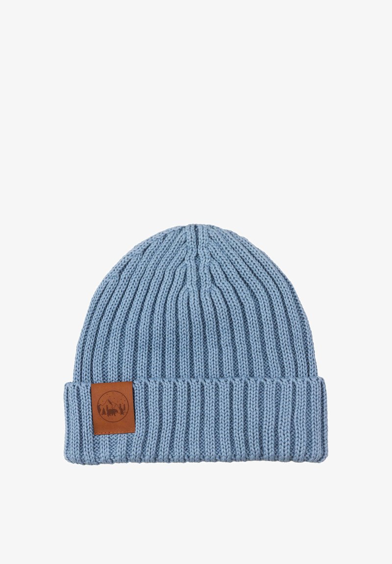 Jasnoniebieska dzianinowa czapka z prążkowaną fakturą i podwiniętym mankietem. Na przodzie znajduje się brązowa skórzana naszywka z logo.