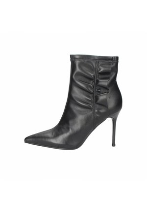 Stivale alla caviglia in pelle nera con punta appuntita, texture arricciata sulla parte superiore e tacco sottile e alto. Finitura liscia senza hardware visibile.