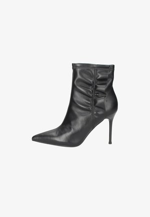 Stivale alla caviglia in pelle nera con punta appuntita, texture arricciata sulla parte superiore e tacco sottile e alto. Finitura liscia senza hardware visibile.