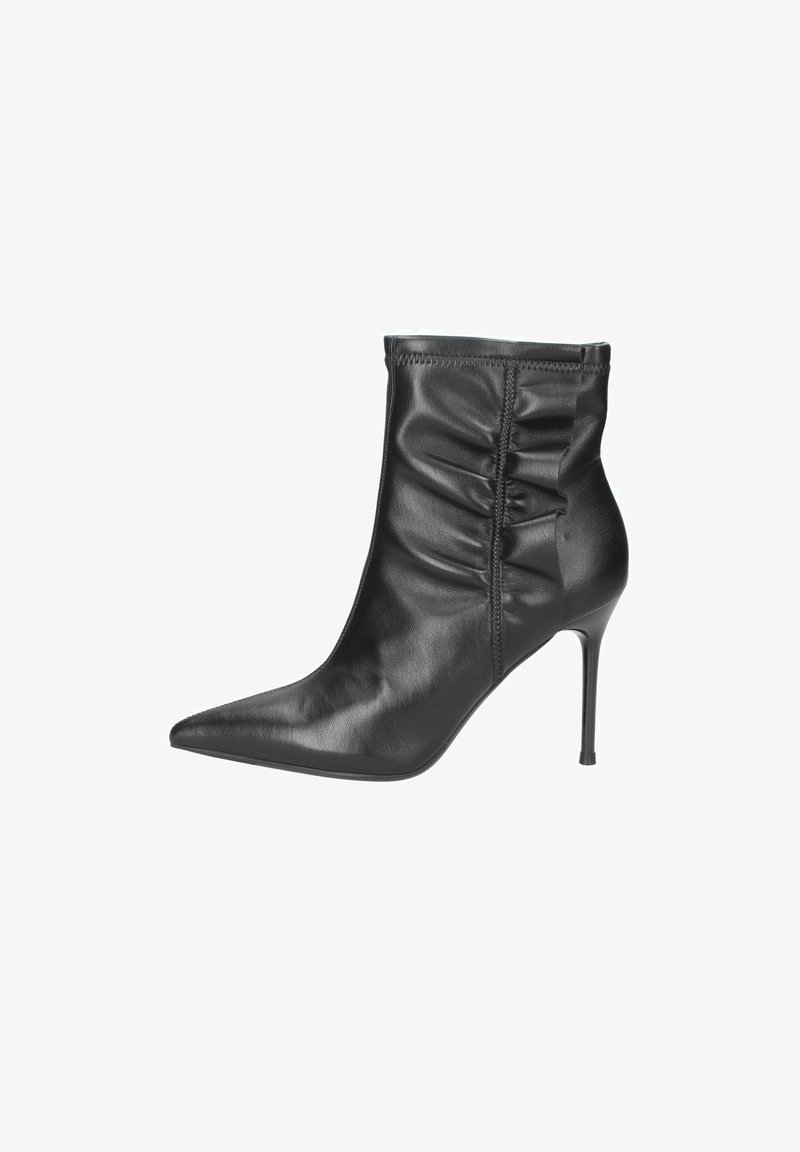 Stivale alla caviglia in pelle nera con punta appuntita, texture arricciata sulla parte superiore e tacco sottile e alto. Finitura liscia senza hardware visibile.