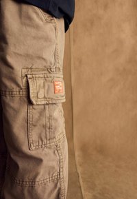 Superdry PARA REGULAR FIT - Cargo trousers - stone