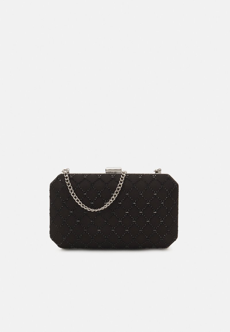 Pochette rectangulaire noire avec motif matelassé et chaîne argentée, équipée d'une fermeture à clapet argentée sur le dessus.
