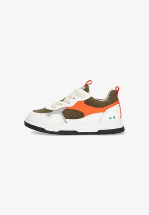 Sneaker met een witte leren basis, olijfgroene suède accenten, oranje gaasdetails, grijze afwerkingen en een zwarte rubberen zool. Beschikt over vetersluiting en een trekstrop.