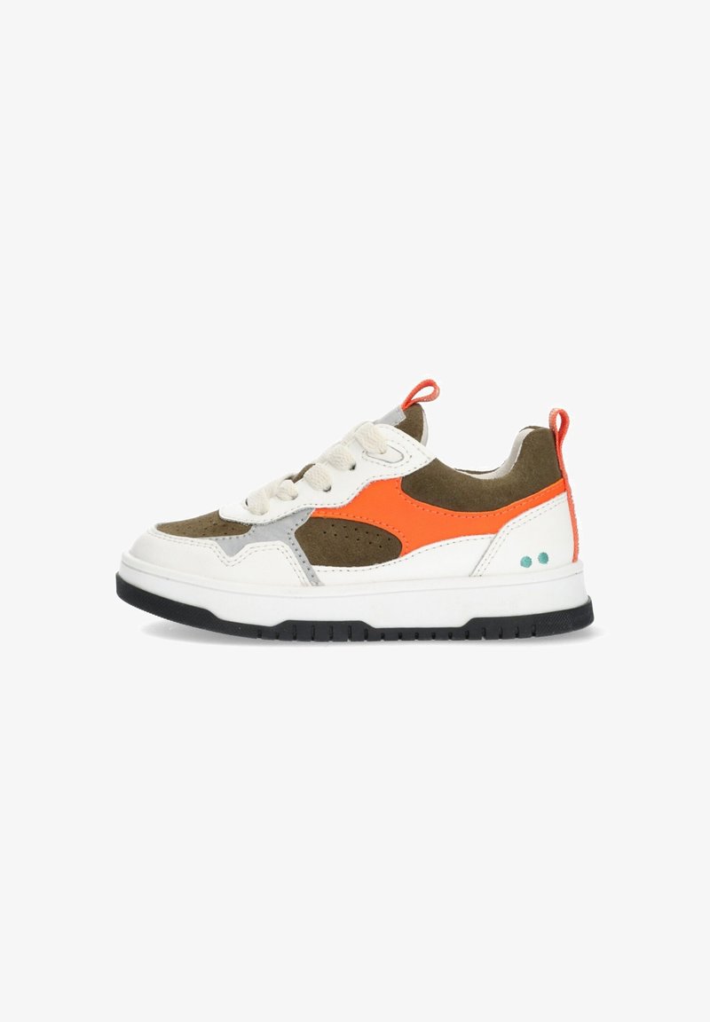 Baskets avec une base en cuir blanc, des accents en daim olive, des détails en mesh orange, des finitions grises et une semelle en caoutchouc noir. Comprend un système de laçage et une languette.