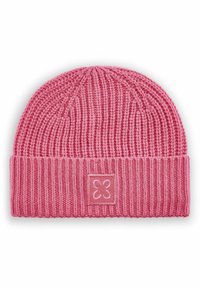 Roze gebreide beanie met een geribbelde textuur, een omgevouwen boord met een vierkante patch, en een reliëf bloemenontwerp op de patch.