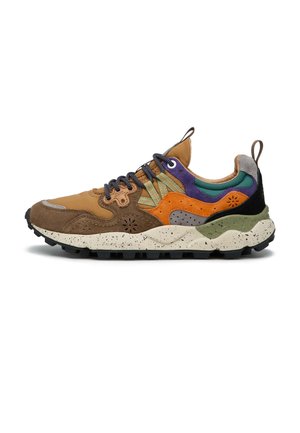 Sneaker con un upper multicolore in marrone, arancione, verde e viola, con una intersuola beige maculata e una suola nera texturizzata.