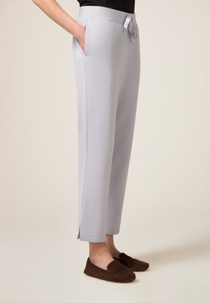Pantaloni cropped grigio chiaro realizzati in tessuto morbido, con tasche frontali, vita con coulisse e spacco laterale all'orlo.
