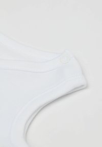 Biały bawełniany strój o bezrękawowym fasonie. Posiada okrągły dekolt oraz zapięcie na napy na ramieniu, co ułatwia zakładanie.