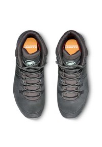 Grå vandringsskor med läderöverdel, vadderad krage och gummisula. Funktioner inkluderar grå snören, perforerad sida och orange insatser.