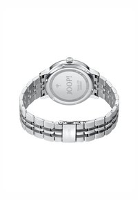 Zilveren roestvrijstalen horloge met een gepolijste afwerking, schakelschakelbandontwerp, ronde kast en een ronde wijzerplaat met het logo "JOOP!"