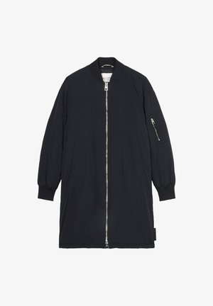 Must värvi, pikk, vooderdatud mantel, millel on tõmblukuga sulgemine, küljetaskud ja elastsed mansetid; sellel on ka tõmblukuga käepidemetasku ja soonikkoes krae.