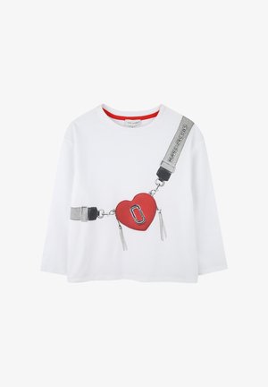 Witte longsleeve t-shirt met een rode hartafbeelding, metalen accenten en grijze bandjes, gekenmerkt met franjes en een vet zwart omlijn.