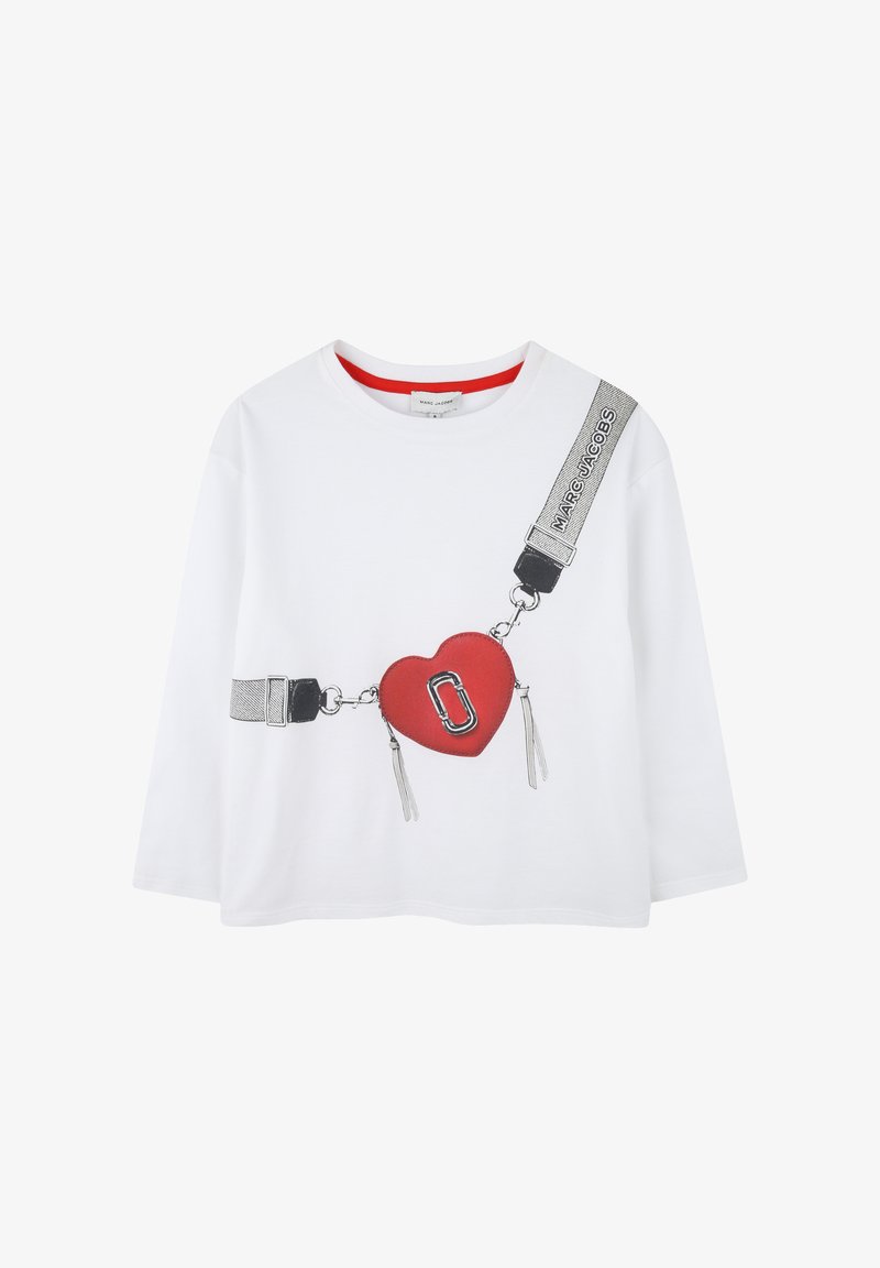 Witte longsleeve t-shirt met een rode hartafbeelding, metalen accenten en grijze bandjes, gekenmerkt met franjes en een vet zwart omlijn.