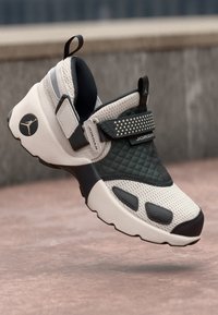 Jordan TRUNNER LX UNISEX - Tenisice - light orewood brown/anthracite