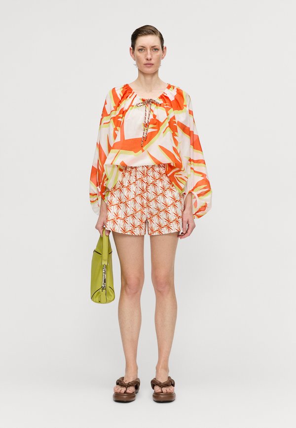 LAILA SHORTS - Shorts - orange3