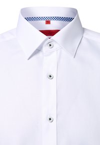 Biała, dopasowana koszula z klasycznym kołnierzykiem, pięcioma guzikami i niebieskim wzorem na wewnętrznej stronie kołnierza. Gładka faktura, bez logo.