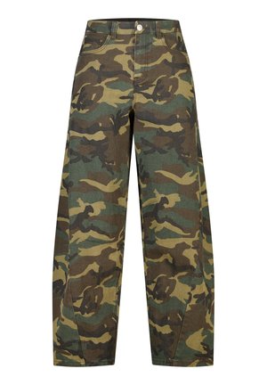 Loszittende broek met groen, bruin en beige camouflagepatroon, vooraan knoop- en ritssluiting en vijfzakkenstijl.