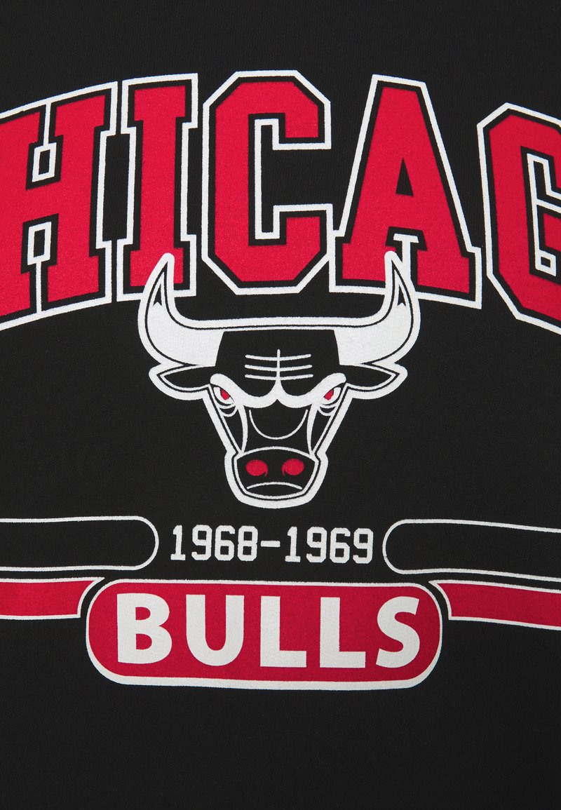 Herren Shirts | Mitchell & Ness NBA CHICAGO BULLS 3 POINT ARCH HOODIE Vereinsmannschaften black/schwarz - PO86683 Herren Shirts | Mitchell & Ness NBA CHICAGO BULLS 3 POINT ARCH HOODIE Vereinsmannschaften black/schwarz - PO86683