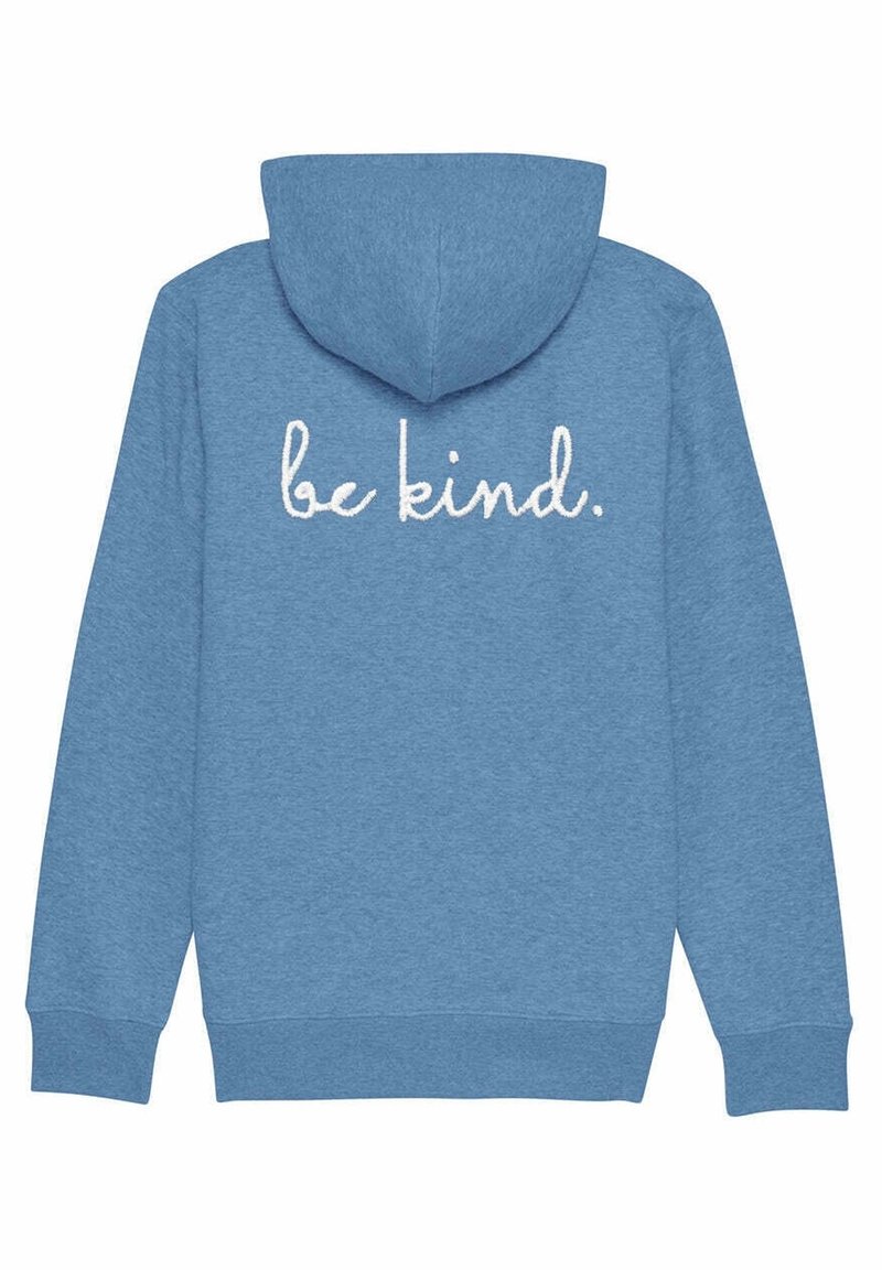 Blauer Kapuzenpullover mit weicher Textur, einer Kängurutasche und einer Kapuze. Auf der Rückseite steht in weißer Schreibschrift "be kind."