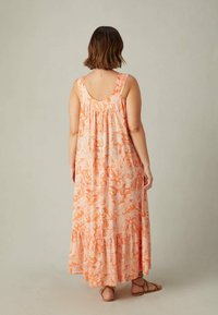 Vestido maxi en naranja con un estampado paisley, diseño sin mangas y detalle de espalda fruncida, con un dobladillo en capas y una textura de tela suave.
