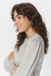 Maglione grigio a maglia con polsini a coste e una consistenza morbida. Presenta dettagli arricciati sulle spalle e un collo rotondo.
