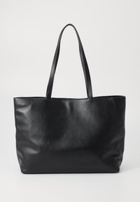 Zwarte leren tote bag met twee lange handvatten, zachte textuur, ruim ontwerp en geen zichtbare hardware of accenten.