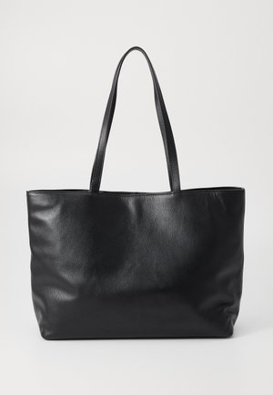 Zwarte leren tote bag met twee lange handvatten, zachte textuur, ruim ontwerp en geen zichtbare hardware of accenten.