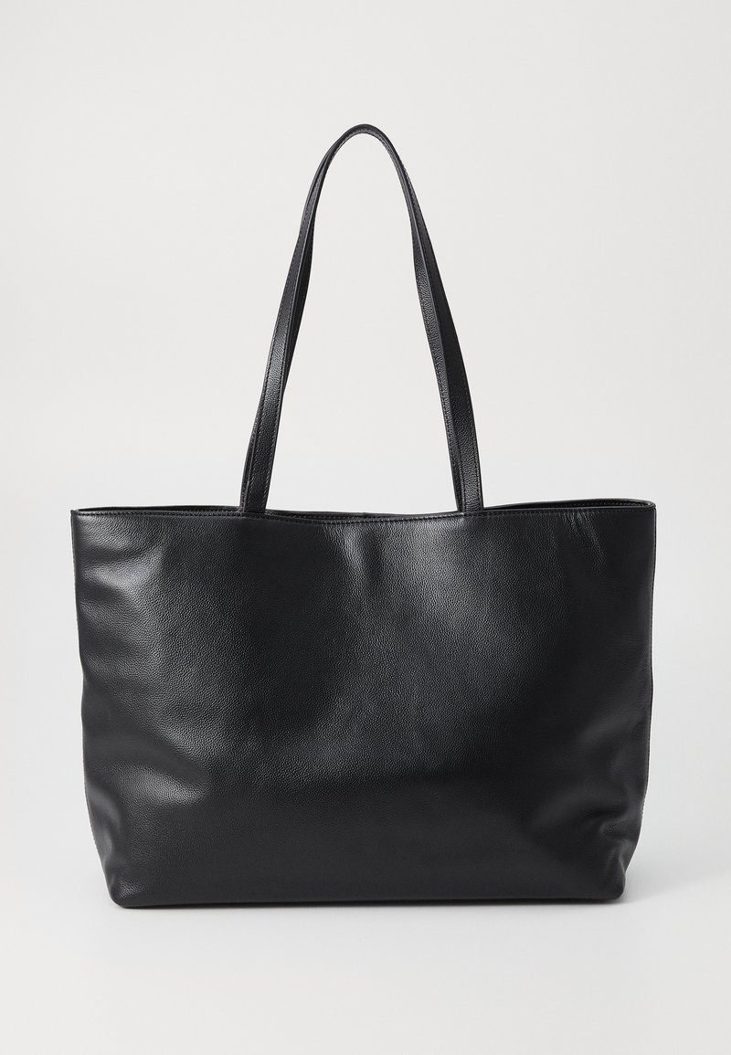 Zwarte leren tote bag met twee lange handvatten, zachte textuur, ruim ontwerp en geen zichtbare hardware of accenten.