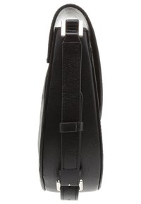 Musta nahkainen käsilaukku, jossa on teksturoitu pinta. Siinä on ohut muotoilu, säädettävä remmi ja hopeansävyiset metalliosat.