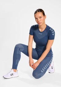 Hummel FIRST SEAMLESS - Unterhemd/-shirt - vintage indigo