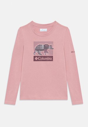 Rozā krāsas garām piedurknēm krekls ar rakstainu lāča attēlu un „Columbia” logotipu priekšpusē, kā arī nelielu logotipu kreisajā piedurknē.