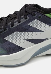 New Balance FUELCELL REBEL V4 - Apavi skriešanai pa asfaltu - graphite