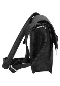 Borsa a tracolla nera realizzata in ecopelle testurizzata. Presenta una forma piatta, una tracolla regolabile e dettagli in metallo argentato.