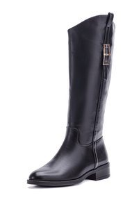 Bota de cuero negra hasta la rodilla con un bajo tacón tipo bloque y una hebilla dorada decorativa cerca de la parte superior en el lado exterior.