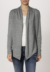 Grå, långärmad cardigan med drapering fram, tillverkad av mjukt stickat material, med en texturerad yta och en asymmetrisk fåll.