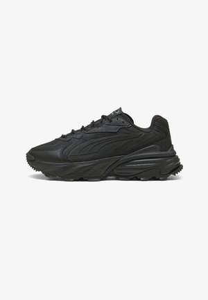 Schwarzer athletischer Sneaker mit texturierten Mustern, dicker gepolsterter Sohle, Schnürung und niedrigem Knöchelkragen, seitlich gesehen.