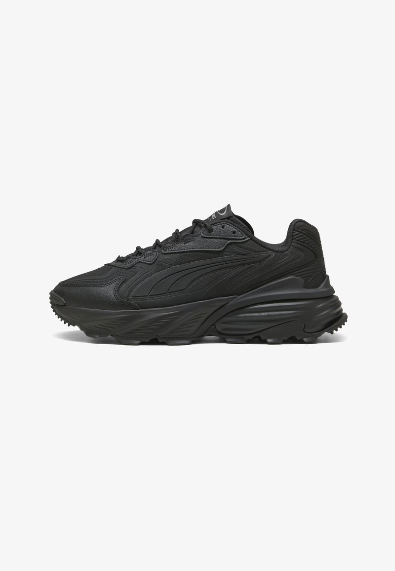 Baskets de sport noires avec motifs texturés, semelle épaisse et rembourrée, design à lacets avec col bas à la cheville, vues de côté.
