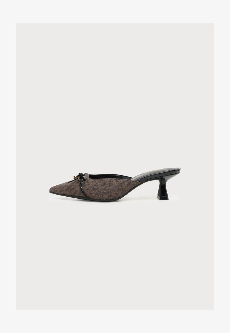 Chaussure mule pointue marron avec talon kitten noir et nœud décoratif sur le dessus, vue de profil sur fond blanc.