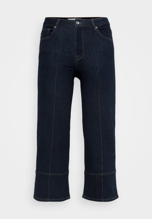Mørke denimjeans med høj talje, brede ben, kontraststing og en rå kant forneden. Inkluderer standard forlommer.