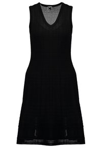 Robe noire en maille sans manches avec un col en V et de fines rayures horizontales, dotée d'une jupe légèrement évasée et de détails texturés à l'ourlet.