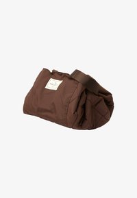 Brun quiltet taske lavet af blødt materiale, med en rullet form og en robust stofrem. Indeholder et lille mærke på den ene side.