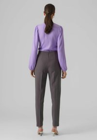 Vero Moda Kalhoty - grey