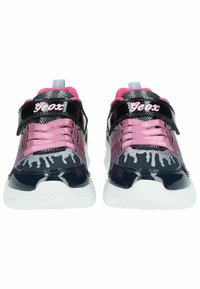 Sneaker Geox in nero, rosa e argento presentano una finitura in vernice, una chiusura con lacci e una suola antiscivolo. Un distintivo motivo a goccia contraddistingue i lati.