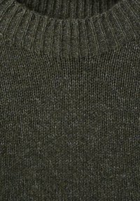 Pull en maille vert olive avec encolure côtelée, présentant un fil finement texturé et de subtiles variations de couleur sur tout le tissu.