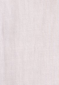 Tessuto rosa chiaro con righe verticali, caratterizzato da una superficie strutturata. Il materiale sembra morbido e presenta una lieve lucentezza.